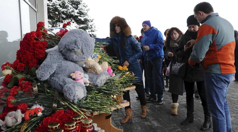 Граждани и близки на загиналите поднасят цветя, плюшени играчки и свещи в памет на загиналите.