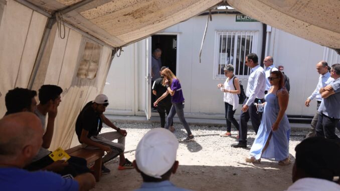 Министърът на вътрешните работи Константинос Йоану посещава лагера за задържане на мигранти Пурнара